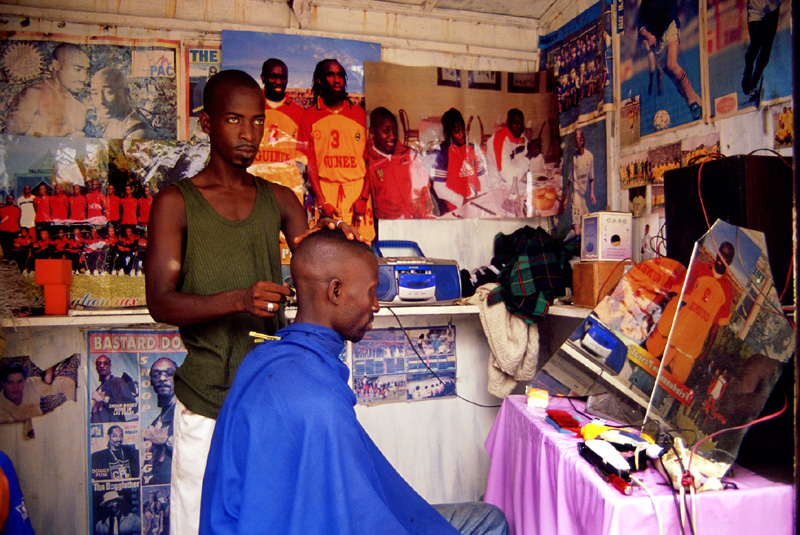 Barbería en Dakar, Senegal. 7 Islands Magazine