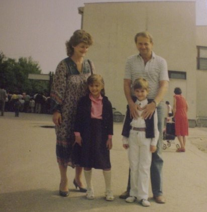 Jadranka y Jalena, su mejor amiga con sus padres 1988 