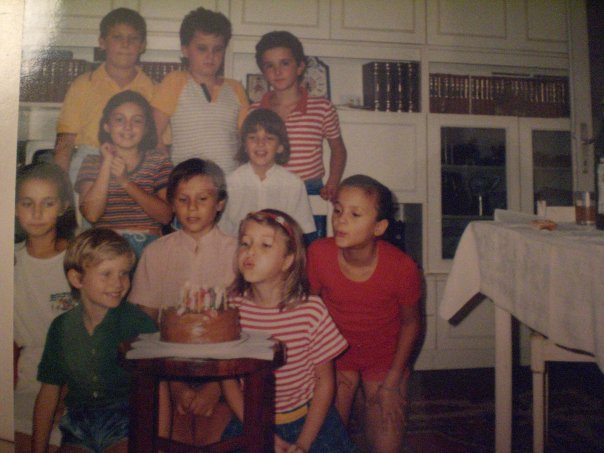 Jadranka arriba derecha, en su décimo cumpleaños con su mejor amiga Jelena, 1988, tres croatas, tres serbios, tres bosnios, entonces a nadie le preocupaba