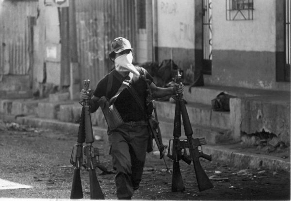 Guerrillero con fusiles incautados al Ejército