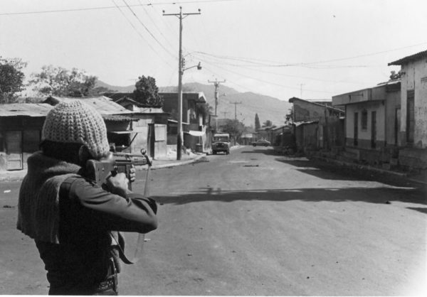 Guerrillero en el asalto a San Salvador